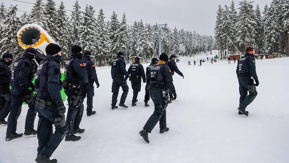 Grund_gesetzt's tweet photo. Arbeitest Du bei der Polizei?
Möchtest Du nicht länger Menschen daran hindern, sich an frischer Luft zu bewegen und Vitamin D zu tanken? 
Dann melde Dich anonym bei uns. https://t.co/g585sWx3QZ