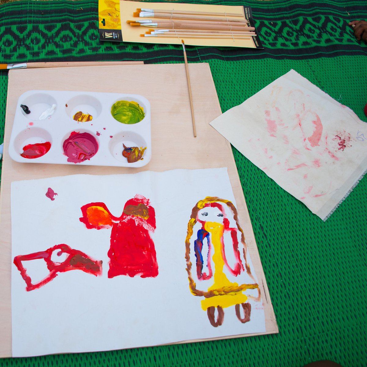AlmatFarms's tweet photo. Our resident artist, Sara Joksimovic hosting painting workshops with kids on the farm.
#artistinresidency #arts #artworks #artistic #oneenvironment #environmentallyfriendly #sustainability #designinspiration #serbiainnigeria #almatfarmslive #visitalmatfarms https://t.co/tvEvWE5J0u