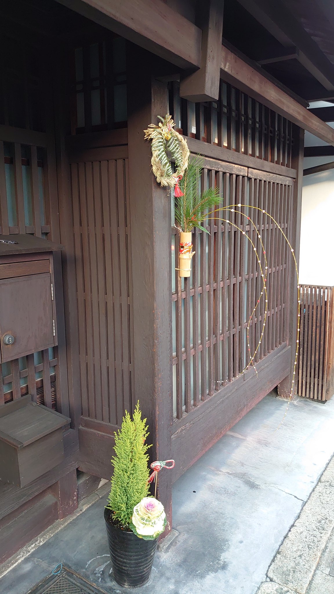 是宮麒麟 京都の正月日常風景 京都 シンプル 正月 飾り 松 しめ縄 日常 風景 キリトリ セカイ T Co K0vpiggvan Twitter