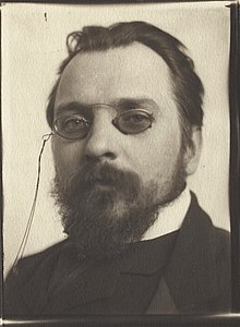 Za funguo.Labda nikujuze kitabu hiki kiligunduliwa na bwana "Wilfrid Voynich"(pichani) ambae jina lake kamili anaitwa "Wilfrid Michael Habdank-Wojnicz" jamaa alikuwa raia wa Polish na alizaliwa mnamo 12 Nov 1865 alikuja kukigundua kitabu hiko mwaka 1912 na alikuja kufa 