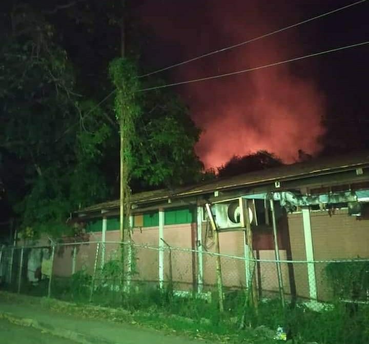 ariana_agreda's tweet photo. #Sucesos | Dirigencia estudiantil de la Universidad de Oriente núcleo Bolívar denunció un nuevo ataque a la institución. Durante horas de la noche de este lunes, se registró un incendio en el edificio de ciencias de este sede.
Fotos Cortesía
#UDOResiste #UDO #5Enero https://t.co/3JFXCcltXJ