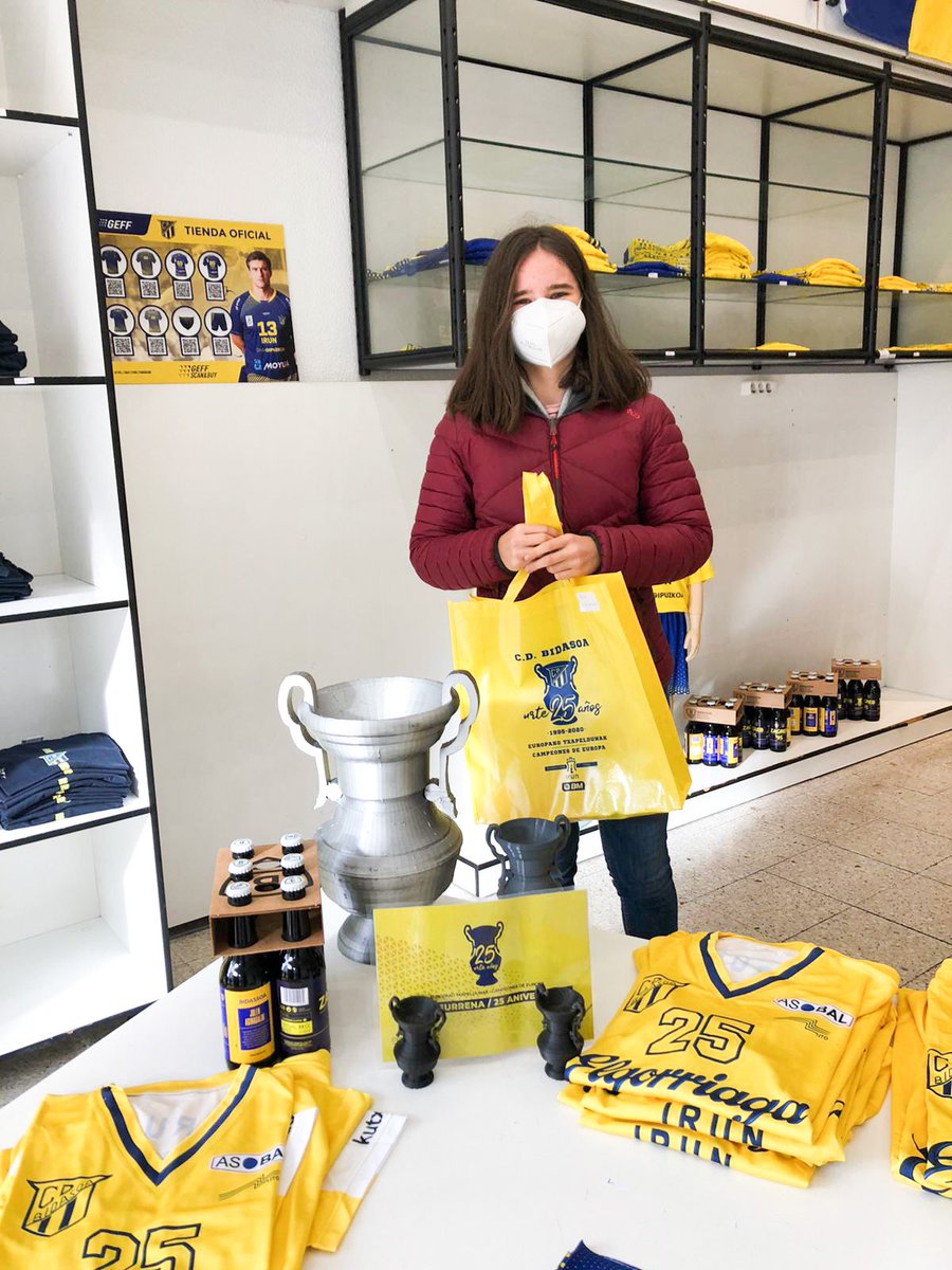 bidasoa1995's tweet photo. 👑Somos campeones de Europa y más magos y rápidos que Melchor, Gaspar y Baltasar👑

Hauek dira gure bihotzeko erreginak eta munduko margolaririk onenak. Eskerrik asko danoi!! 💛💙💛

#Bidasoa1995 #Irun1995 #Ni1995 https://t.co/y9bkE9P3xn