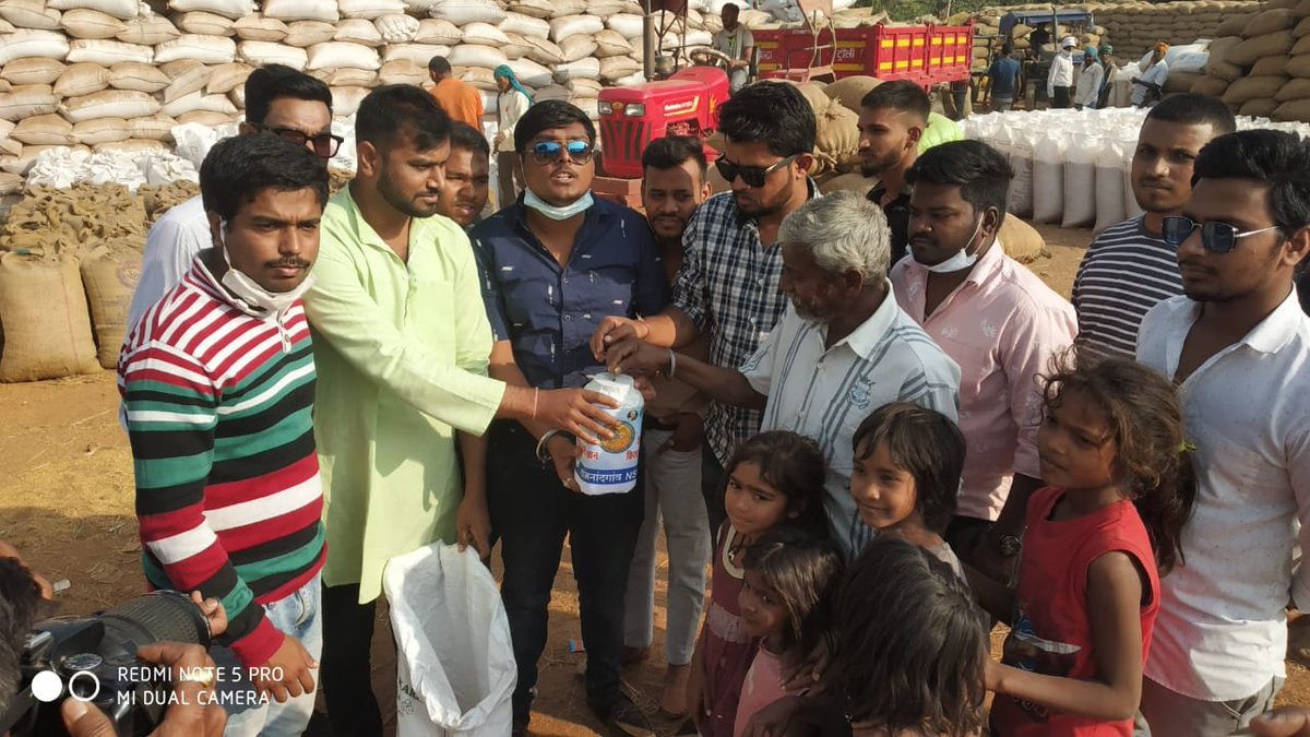 nsui's tweet image. &quot;अन्नदाताओं की लड़ाई में एक हाथ अपना भी,
दे कर एक पैली धान देवे सहयोग अपना भी&quot;

NSUI की मुहिम के तहत छत्तीसगढ़ के राजनांदगाँव जिला NSUI द्वारा मंडी में धान इक्कट्ठा कर दिल्ली में बैठे किसानों के हक लड़ाई में छत्तीसगढ़ के किसानों से सहयोग मांगा ।