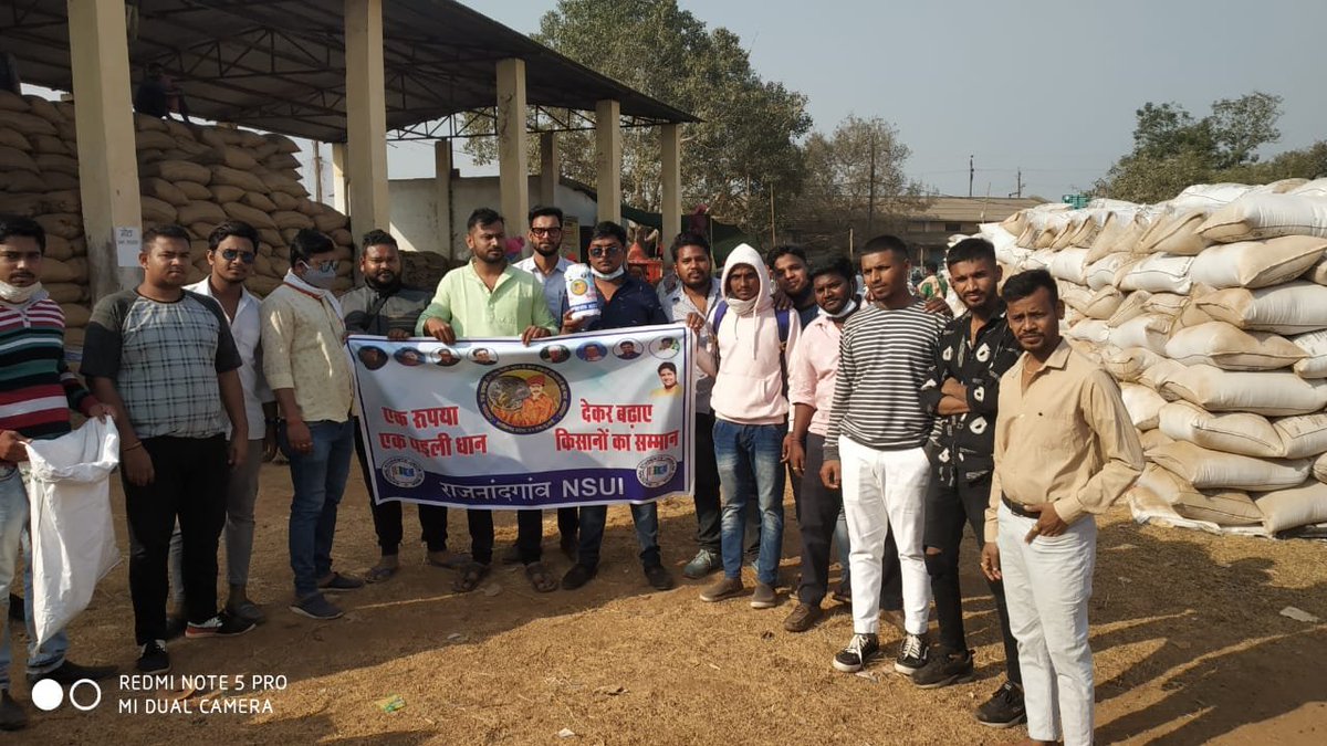nsui's tweet image. &quot;अन्नदाताओं की लड़ाई में एक हाथ अपना भी,
दे कर एक पैली धान देवे सहयोग अपना भी&quot;

NSUI की मुहिम के तहत छत्तीसगढ़ के राजनांदगाँव जिला NSUI द्वारा मंडी में धान इक्कट्ठा कर दिल्ली में बैठे किसानों के हक लड़ाई में छत्तीसगढ़ के किसानों से सहयोग मांगा ।