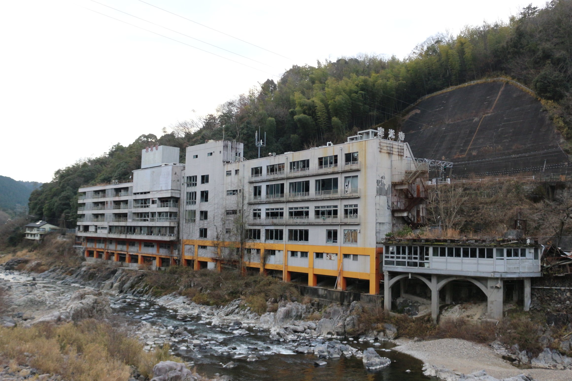可の瑞 定光寺駅 愛岐道路からすぐの旧国際観光旅館 千歳楼 心霊スポットらしいですね 何度も見たけど 撮影したの初 春日井市 心霊スポット T Co F9xsrldtoa Twitter