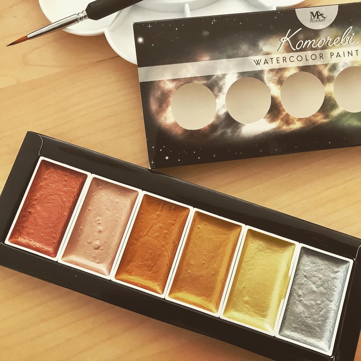 Featherspell's tweet photo. I’ve never painted with metallic watercolours before. That gold! 😍#Watercolour  #painting #artistsontwitter #MozartSupplies https://t.co/cwN3lj2C7q