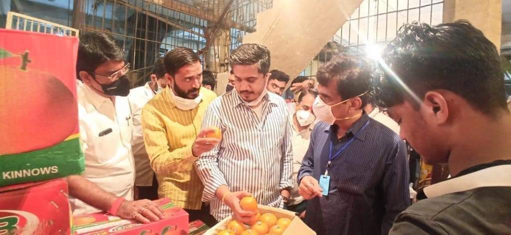 रोहित पवार हे कर्जत-जामखेडचे आमदार,कार्यक्षेञ एका मतदारसंघापुरत.पन हा माणूस शिक्षण,कला,क्रीडा,शेती,अभिनय अशा अनेक ठिकाणच्या प्रश्नांना वाचा फोडत असतो.काही नेते साखरझोपेत असतील तेव्हा हा माणूस नवी मुंबई च्या मार्केटमध्ये होता,उगाचच माणस कुणालाही डोक्यावर घेत नसतात वो.<a href="/RRPSpeaks/">Rohit Pawar</a>