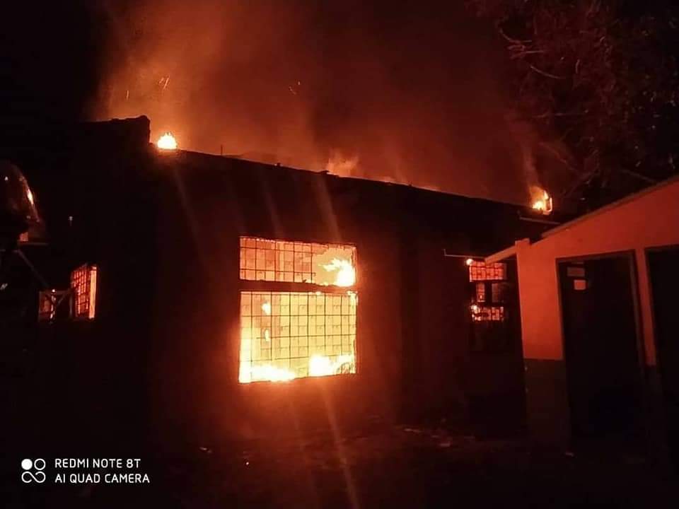JulianBriceno's tweet photo. En la noche de ayer, la escuela de Cs de la Tierra de #UDOBolivar ardió en llamas producto no solo del vandalismo sino del sistema perverso generado desde el régimen q solo busca la destrucción y la desmoralización d quienes hacen vida académica en este país. #SosUdo #UdoEnLlamas https://t.co/cS1RWOOyIM