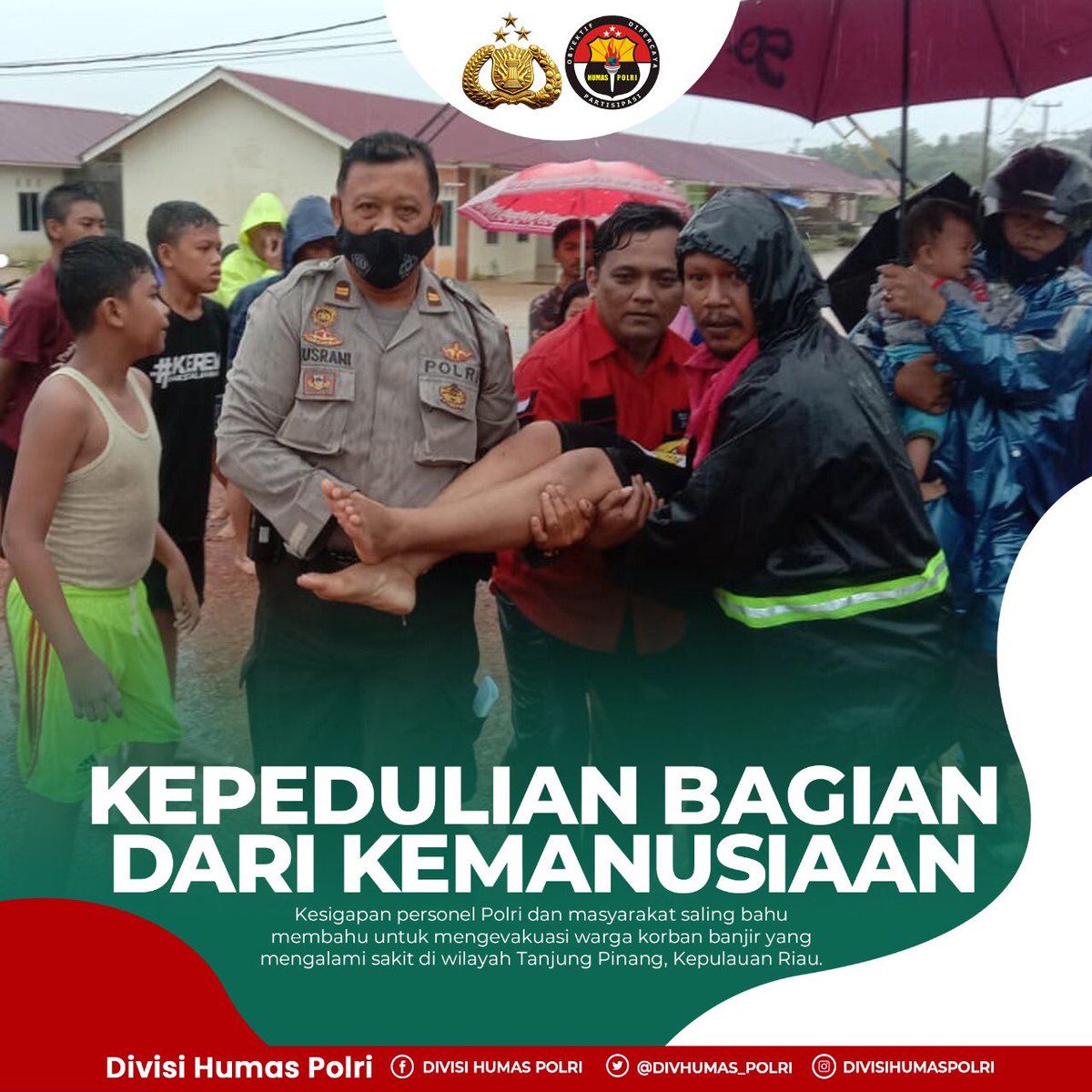 DivHumas_Polri's tweet photo. Kesigapan personel Polri dan masyarakat saling bahu membahu untuk mengevakuasi warga korban banjir yang mengalami sakit di wilayah Tanjung Pinang, Kepulauan Riau.

#Peduli_Masyarakat https://t.co/S0Izl4PsZC