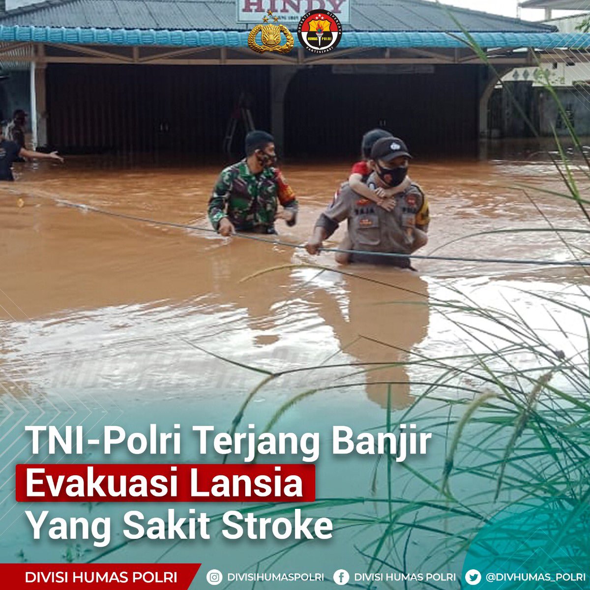 DivHumas_Polri's tweet photo. TNI-Polri dengan sigap mengevakuasi seorang lansia warga Toapaya, Bintan, Kepri. Dengan bergotong royong, personel TNI-Polri menerjang banjir untuk menyelamatkan lansia yang tengah mendigap sakit stroke tersebut dari bencana banjir setinggi 2 meter. 

#PeduliMasyarakat https://t.co/45NAEOy13p