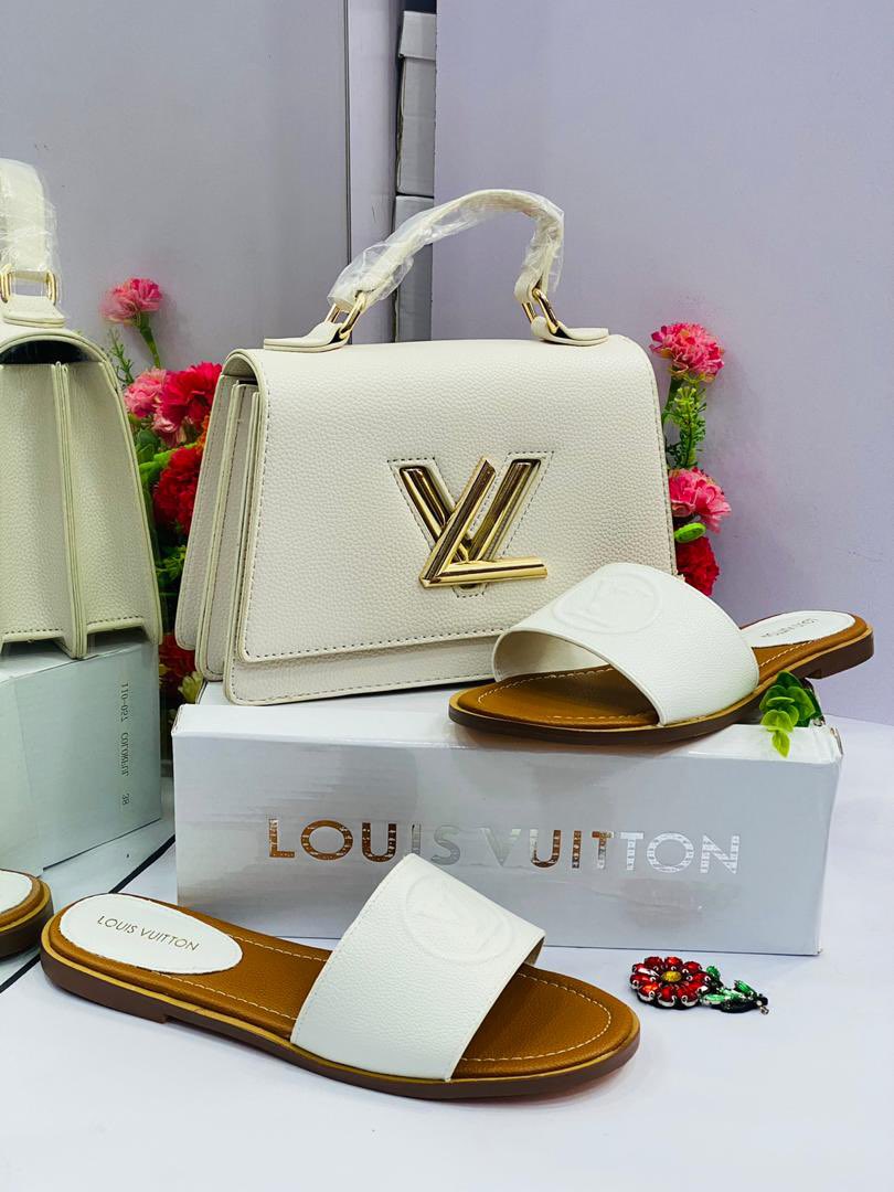 vergiftigen Verstrooien Ondergedompeld Abuja bag and shoe plug on Twitter: "Affordable Luxury 😍 Brand - Louis  Vuitton Slippers Size - 37-42 Price -10,500 Naira onl Bag 13,000 Naira  Combo 21,000 Comes well packaged in a