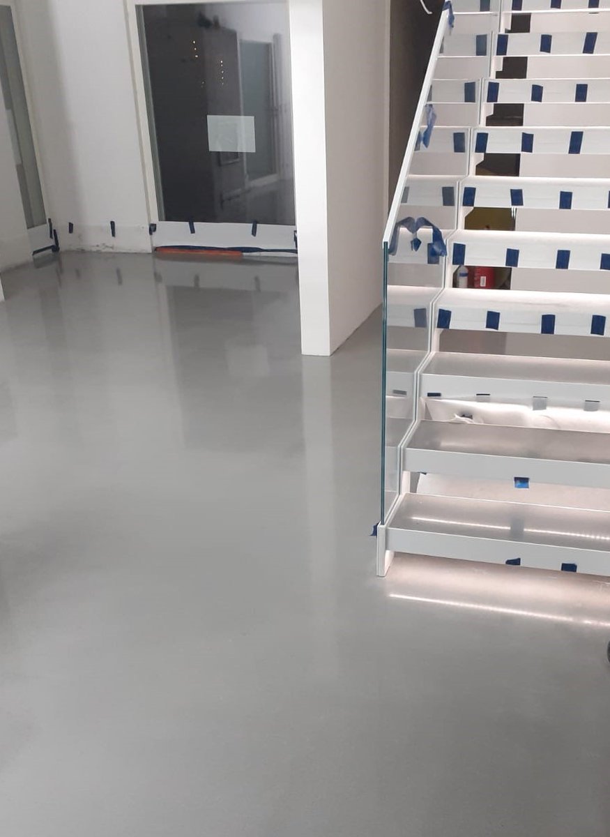 Bermanto360's tweet photo. #Design-lattia sopii myös yksityiskohteisiin. Bermanto ei urakoi yksityisasuntoja mutta myymme tuotteita ja neuvomme niiden käytössä. Alla kuvia kohteesta, jossa asukas halusi lattian lisäksi myös portaat ja työpöydän #TRU pintauksella.
#arkkitehti #betonilattia @KORODUR_GmbH https://t.co/jK3t8yYwfO