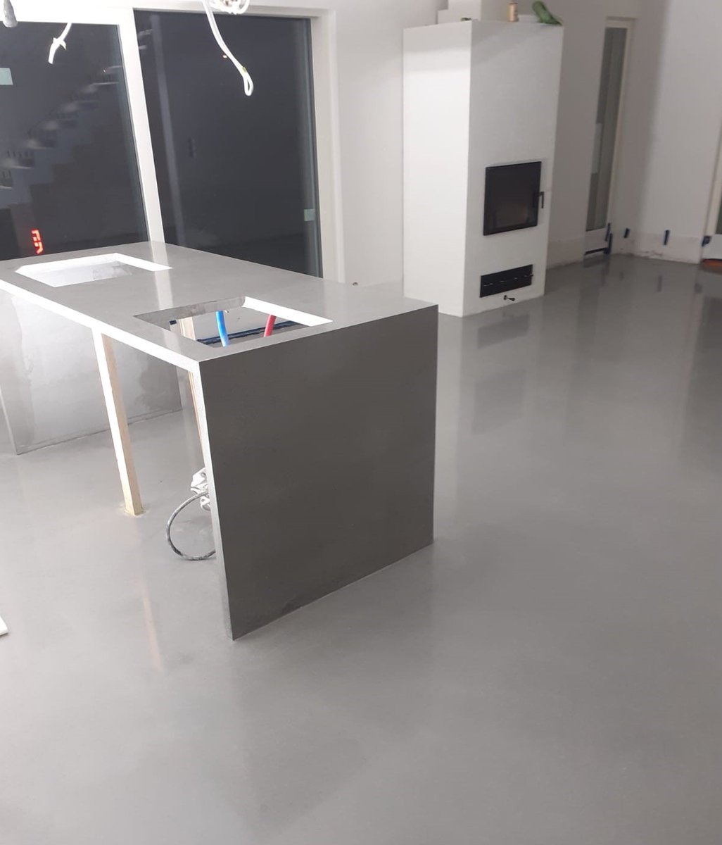 Bermanto360's tweet photo. #Design-lattia sopii myös yksityiskohteisiin. Bermanto ei urakoi yksityisasuntoja mutta myymme tuotteita ja neuvomme niiden käytössä. Alla kuvia kohteesta, jossa asukas halusi lattian lisäksi myös portaat ja työpöydän #TRU pintauksella.
#arkkitehti #betonilattia @KORODUR_GmbH https://t.co/jK3t8yYwfO