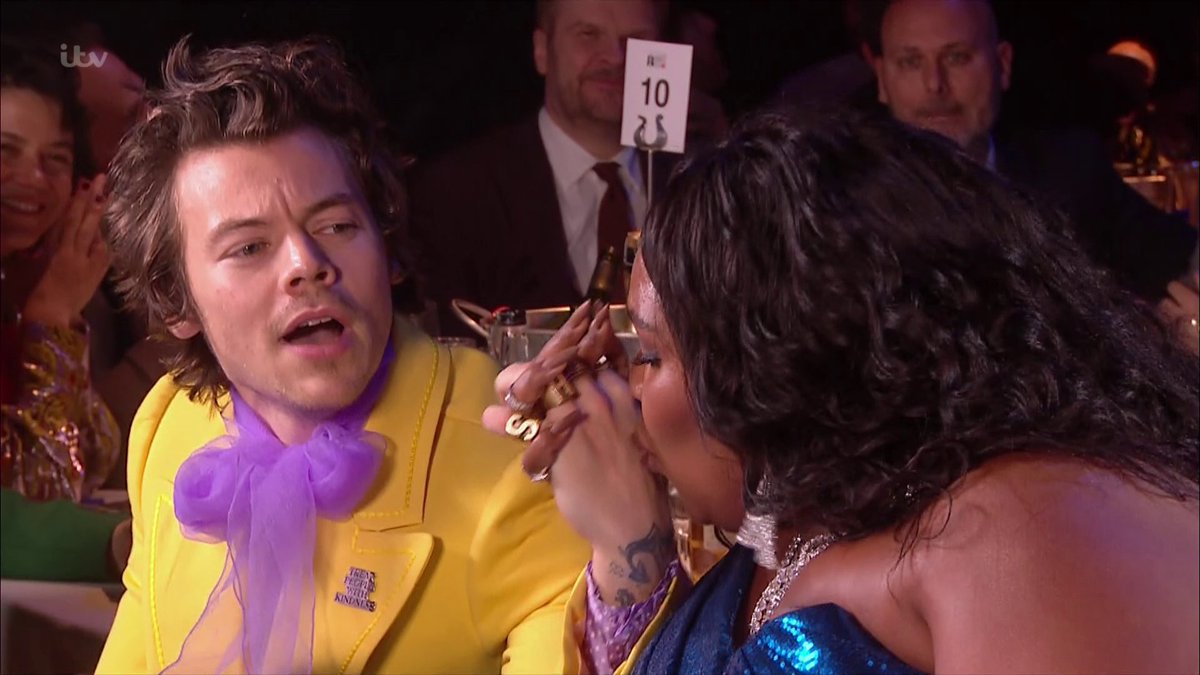 Queste sono foto di harry che tiene la mano ad altre persone, ma in un modo o in un altro, sono considerati inaccettabili come coppie.(non dico che lo siano, però si potrebbe pensare lo stesso)