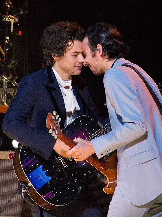 Queste sono foto di harry che tiene la mano ad altre persone, ma in un modo o in un altro, sono considerati inaccettabili come coppie.(non dico che lo siano, però si potrebbe pensare lo stesso)