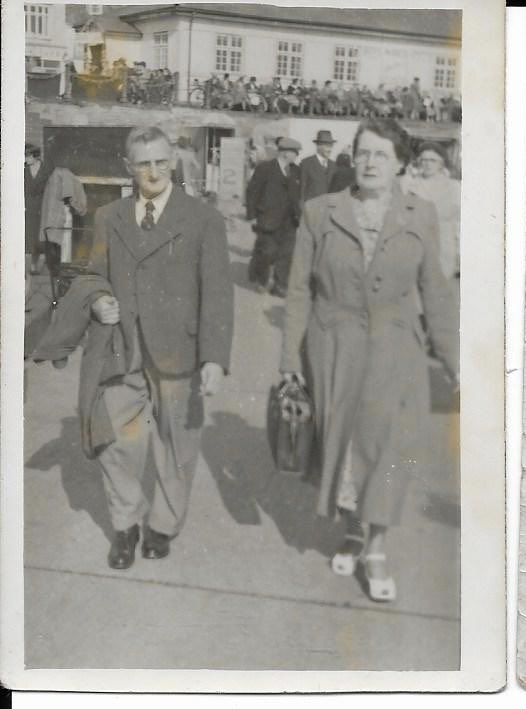 Tuesday Pic 
Some small photos, mostly all ladies😍
1940-50’s 🤔
All from a small collection, a recent find & I have information about the family too! 
#LincsFamily
#Lincolnshire 
#FashionHistory
#OldPhotos
#FamilyHistory #FoundPhotos #VintageFashions #VintageDresses