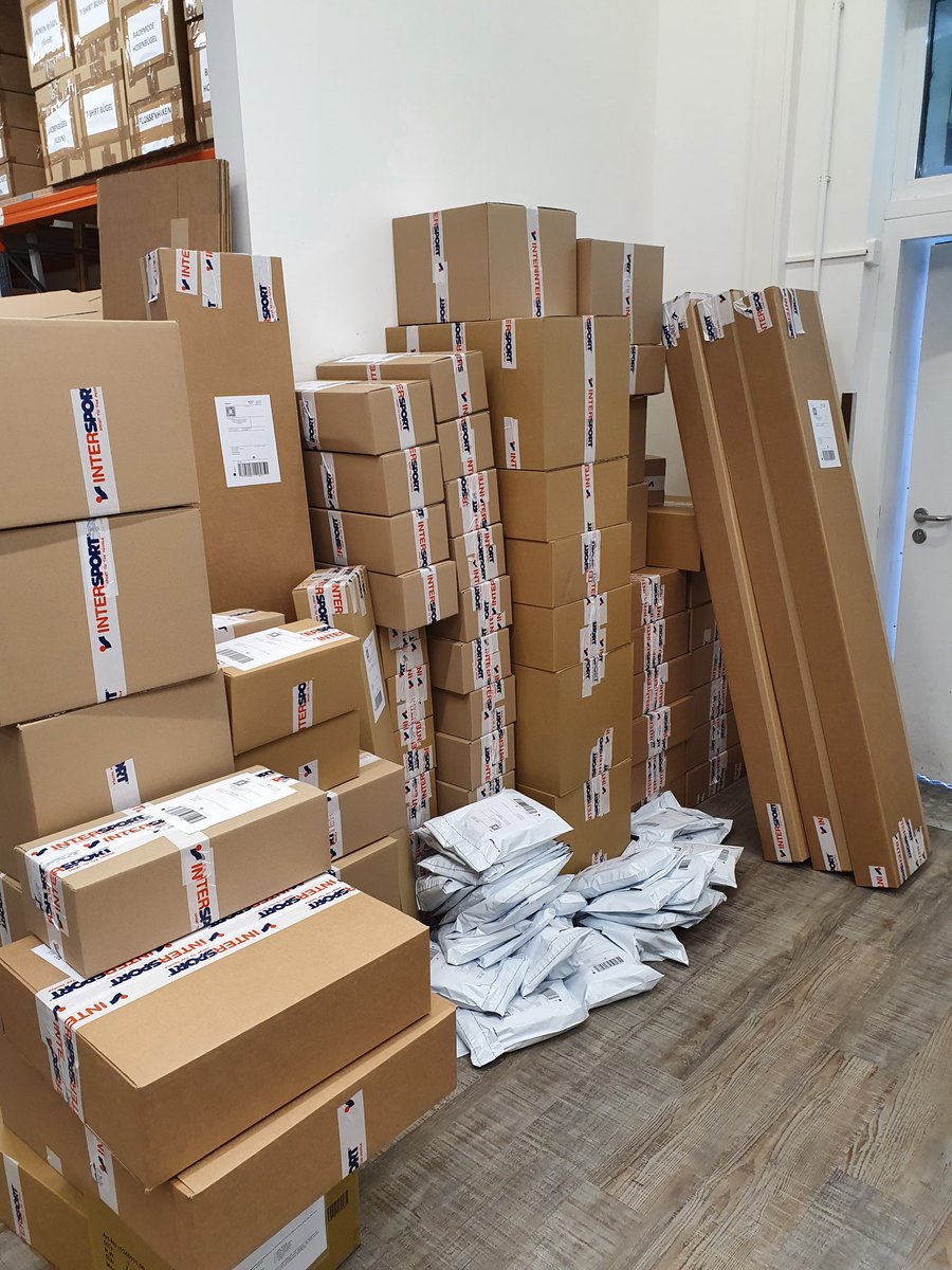 plapperblog's tweet image. Die Leute haben online ein paar wenige Pakete bestellt die wir wegschicken:)
#lockdownwork
#meinarbeitsleben