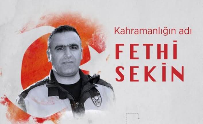 Burası #izmir burada #kahramanlar asla unutulmaz. Son mermisine kadar çatışıp, İzmirliler için canını siper eden, kahraman polisimiz #FethiSekin i şahadetinin yıl dönümünde minnetle anıyoruz.
.
.
#unutmayacağız #izmirim #izmirfotolari