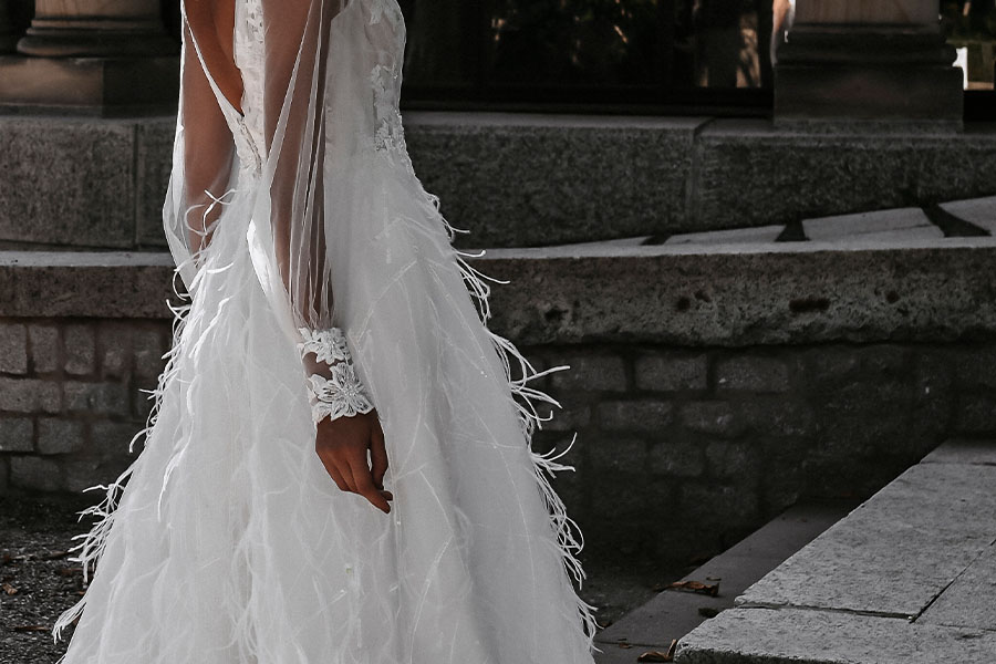 Wir sehnen uns nach Inspirationen mit Zukunftsperspektive, um Bräute wieder träumen zu lassen. Darum blicken wir positiv ins neue Jahr und teilen die neuen Highlights. #brautmode #sposafacts #hochzeit #fashiontrends 2021 Trend 'Fransen &amp; Federn': sposafacts.eu/fransen-federn