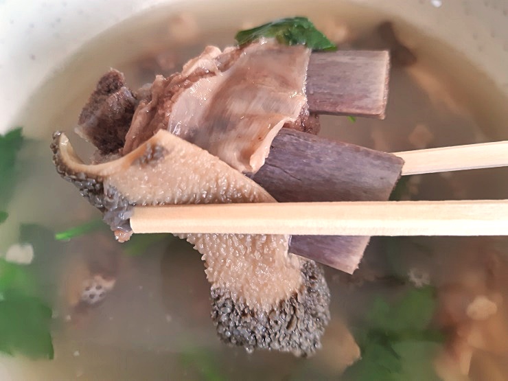 okinawayagijoho's tweet photo. 🍲ヒージャー食べ歩き🍴
沖縄市泡瀬にある『うちなあ家 泡瀬店』
内臓ホルモンなどの🐐山羊肉ゴロゴロ💯
食べ進めると味のある不思議な🐐山羊汁🍲1,320円

#山羊汁 #ヒージャー #ひーじゃー #山羊 #やぎ #うちなあ家泡瀬店 #ヒージャー食べ歩き
https://t.co/SPPCClDjWX https://t.co/tqtBQkykMe