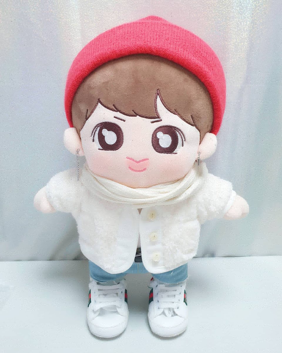 Oi후리스 더 포근한 원단으로 다시 만들고 비니도 더 비슷한걸로 다시 만들어봤어요^^
왕콩이껀 주머니도 살려서 응원봉도 꽂아주고, 머플러도 해주면 이쁠거같아서 만들어줬지요 희희😁
로고만 새겨넣고 핏 쫌만 더 수정해서 셍부띠끄에서 만나용😘
#하성운_인형옷 #셍민수 #오아이오아이 #셍부띠끄