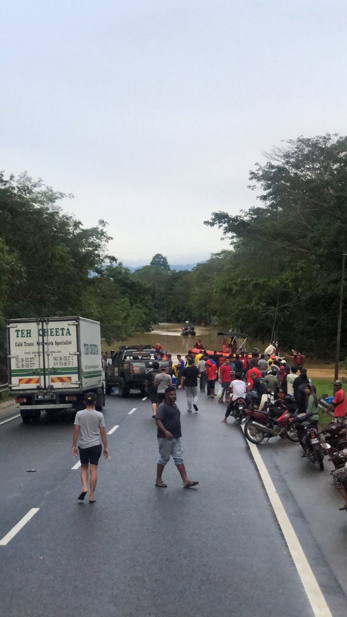 Finally after 3-4km , we arrived at the flooded road for crossing ! Boats are waiting and there are so many members of local authorities and local people there   #MalaysiansUnite
