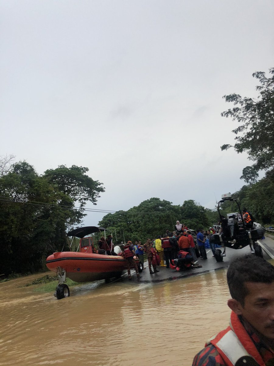 Finally after 3-4km , we arrived at the flooded road for crossing ! Boats are waiting and there are so many members of local authorities and local people there   #MalaysiansUnite