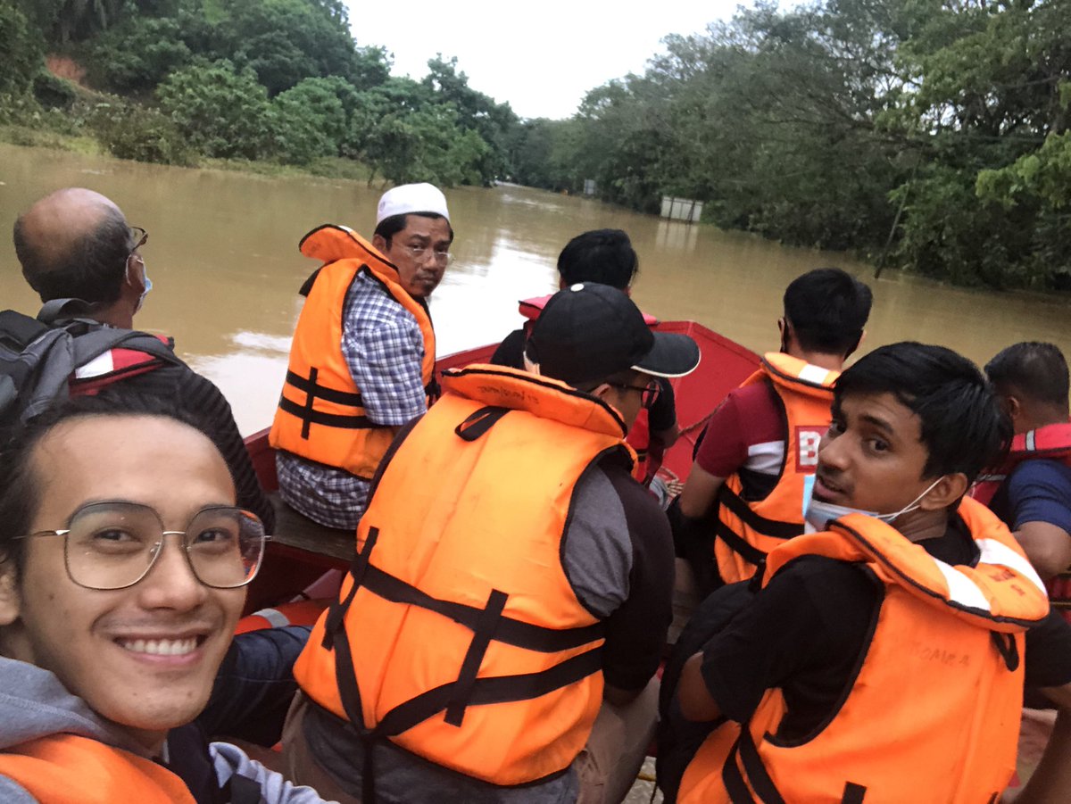Finally after 3-4km , we arrived at the flooded road for crossing ! Boats are waiting and there are so many members of local authorities and local people there   #MalaysiansUnite