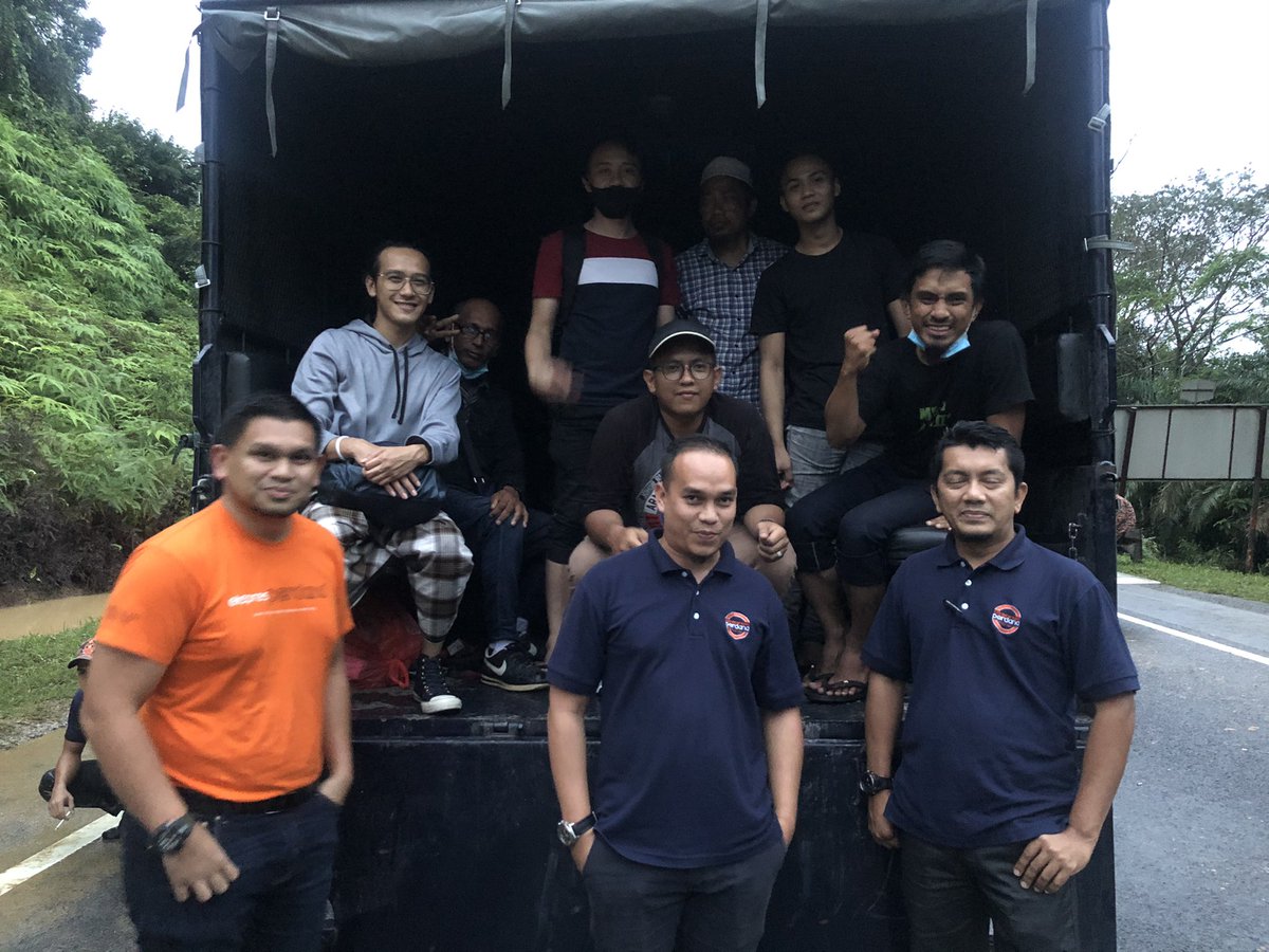 After we reached the other side, we were transported to our bus on a police truck. Feeling2 criminal lah jugak masatu  A selfie with abang2 from Ekspres Perdana 