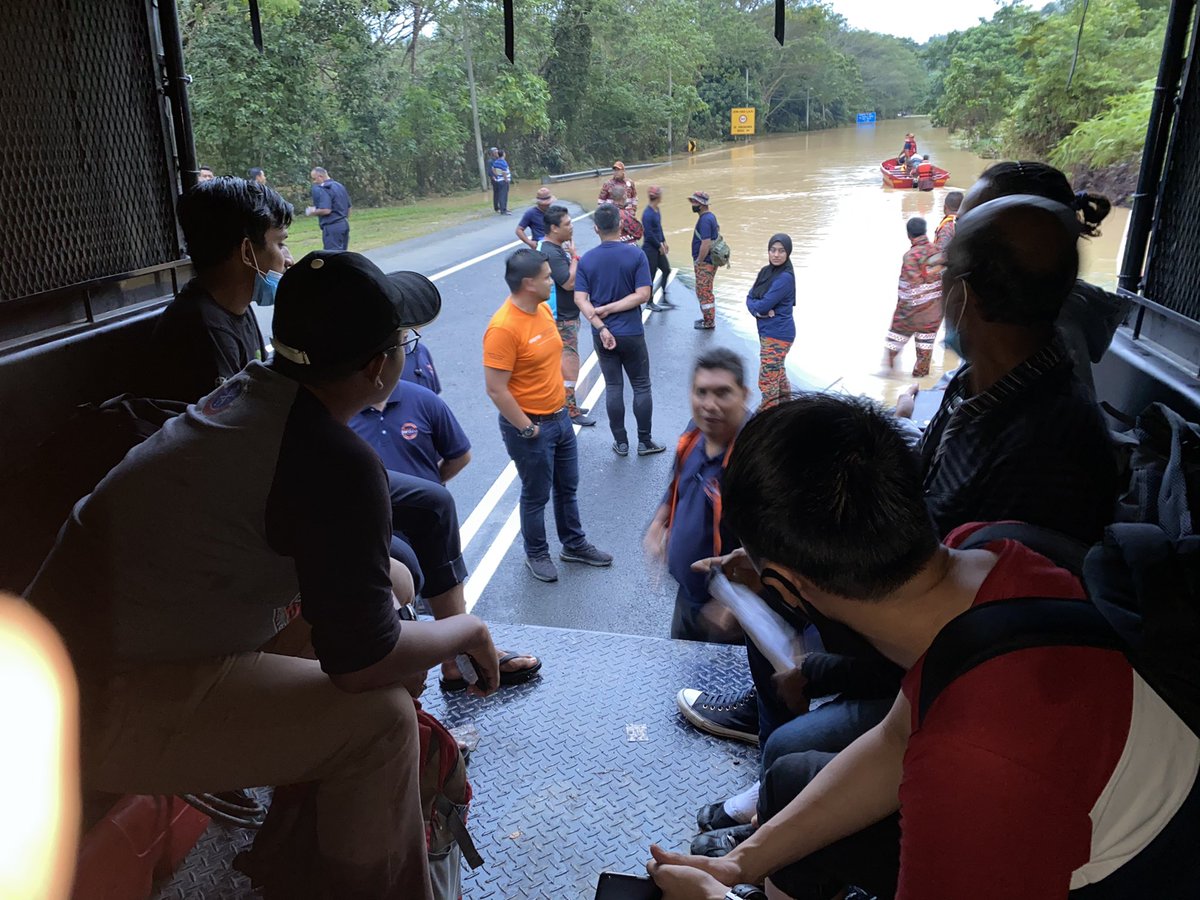 After we reached the other side, we were transported to our bus on a police truck. Feeling2 criminal lah jugak masatu  A selfie with abang2 from Ekspres Perdana 