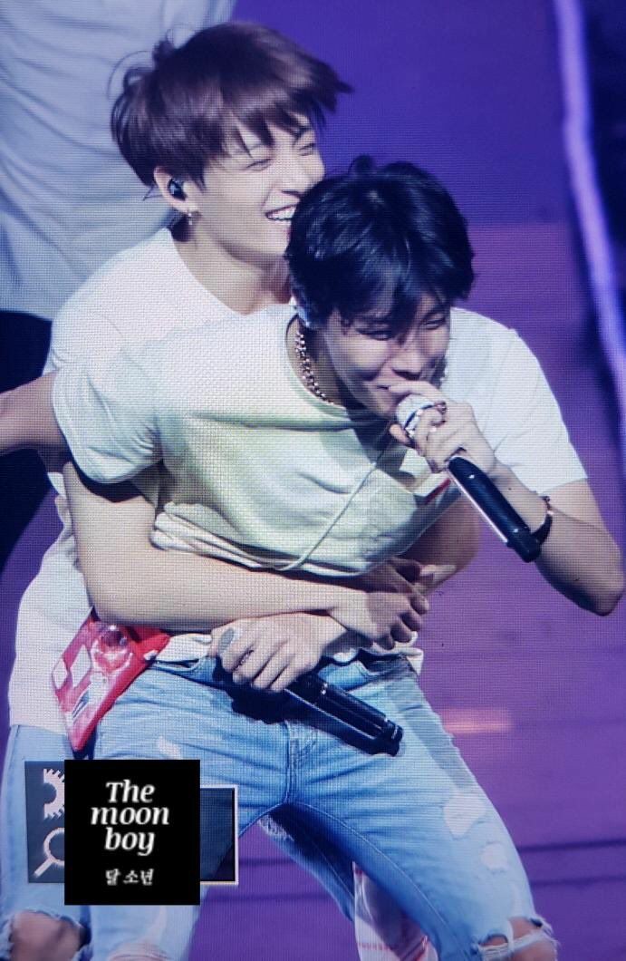 [🫂]
Arkadan sarılma, kişiye onu istediğin ve koruduğun hissini verir 🥺