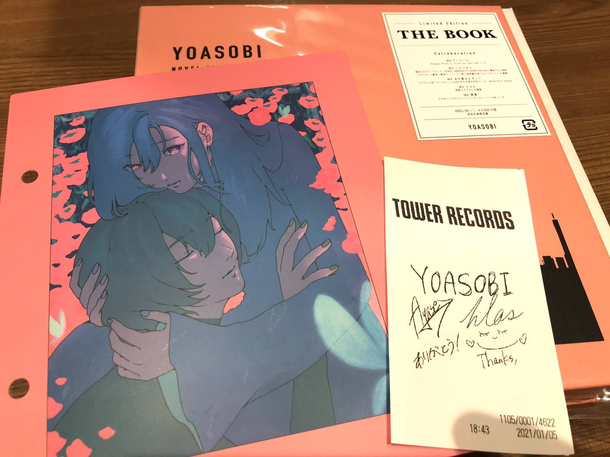 YOASOBIのアルバム、タワレコでゲット♪めっちゃ分厚いし、特典色々付いてた。 