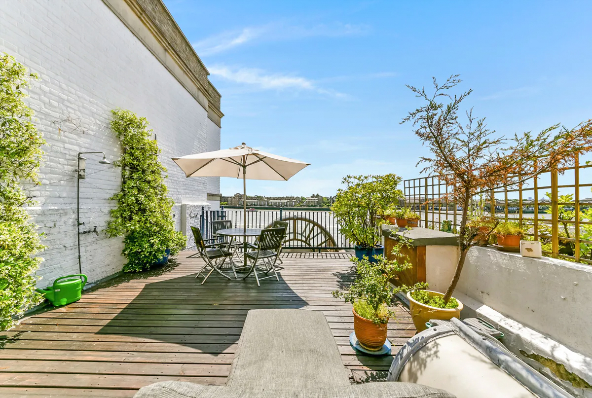 Stacks_London's tweet image. An opportunity to own a #historic river-fronted period building with #Thamesviews &amp;amp; #roofterrace that incorporates a 3-bed apartment, &amp;amp; a B1(a) commercial space set within a row of early #GeorgianTownhouses. Opportunity as a home &amp;amp; work from home base tiny.cc/WaterfrontLond…