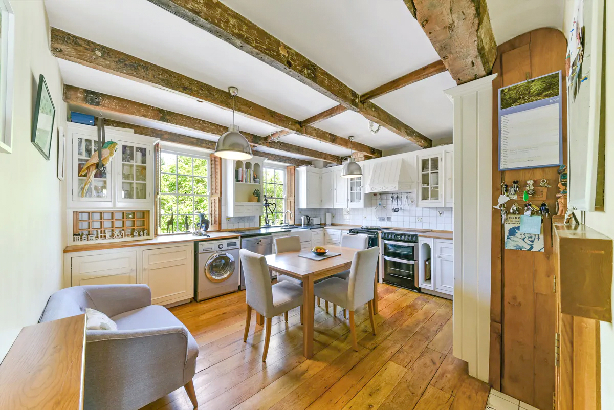 Stacks_London's tweet image. An opportunity to own a #historic river-fronted period building with #Thamesviews &amp;amp; #roofterrace that incorporates a 3-bed apartment, &amp;amp; a B1(a) commercial space set within a row of early #GeorgianTownhouses. Opportunity as a home &amp;amp; work from home base tiny.cc/WaterfrontLond…