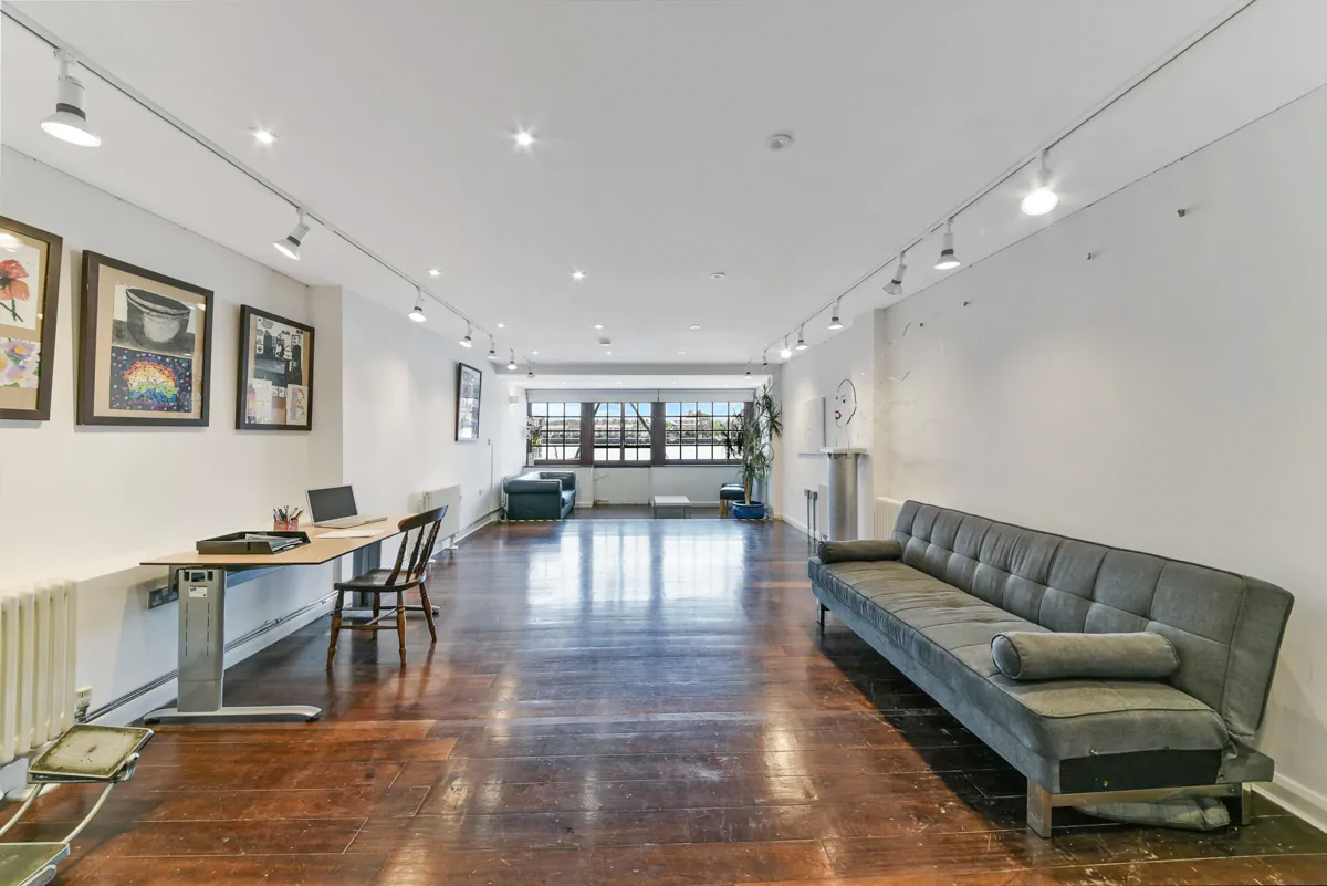 Stacks_London's tweet image. An opportunity to own a #historic river-fronted period building with #Thamesviews &amp;amp; #roofterrace that incorporates a 3-bed apartment, &amp;amp; a B1(a) commercial space set within a row of early #GeorgianTownhouses. Opportunity as a home &amp;amp; work from home base tiny.cc/WaterfrontLond…