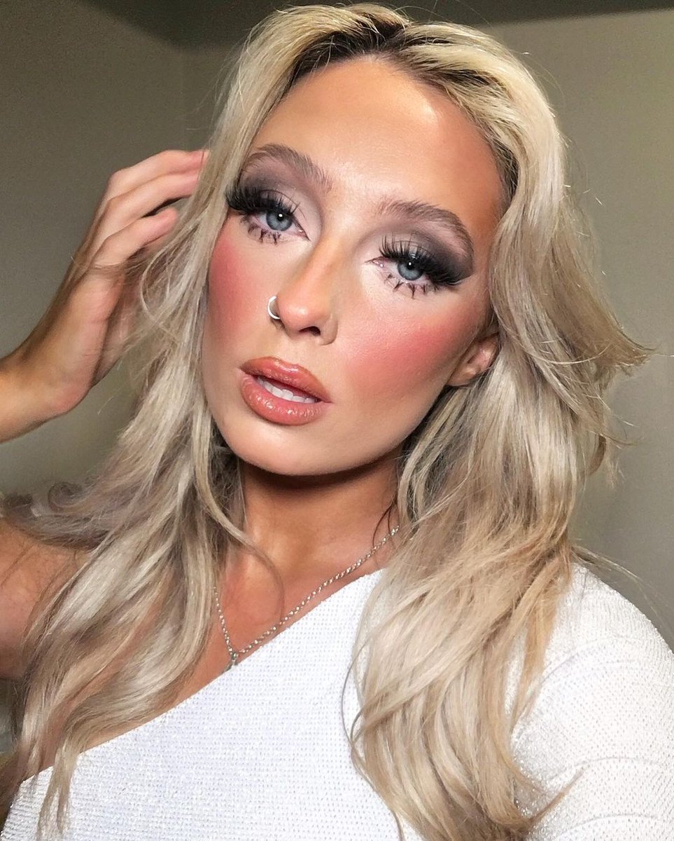 FLAWLESS🤩 💫 We are obsessed with this look by @carahogan_mua using some of our glowy skin products✨ ✨ Products: 💫 Coconut Wonder Water 💫 Cream Contour Sticks 💫 Ready Set Glow Set Shop now on sosubysj.com 💓 #SOSUbySJ #GlowySkin #ReadySetGlow