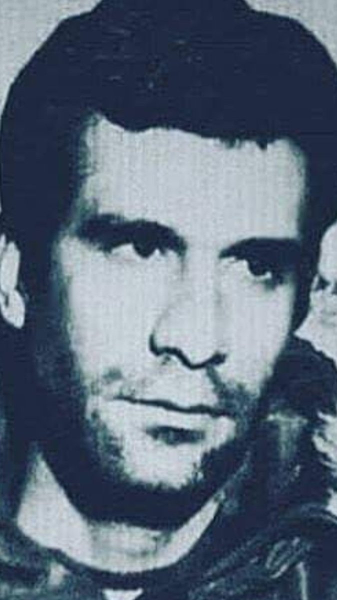 Gökyüzüne baktım kocaman bir deniz
Denizin ortasında kocaman bir yürek