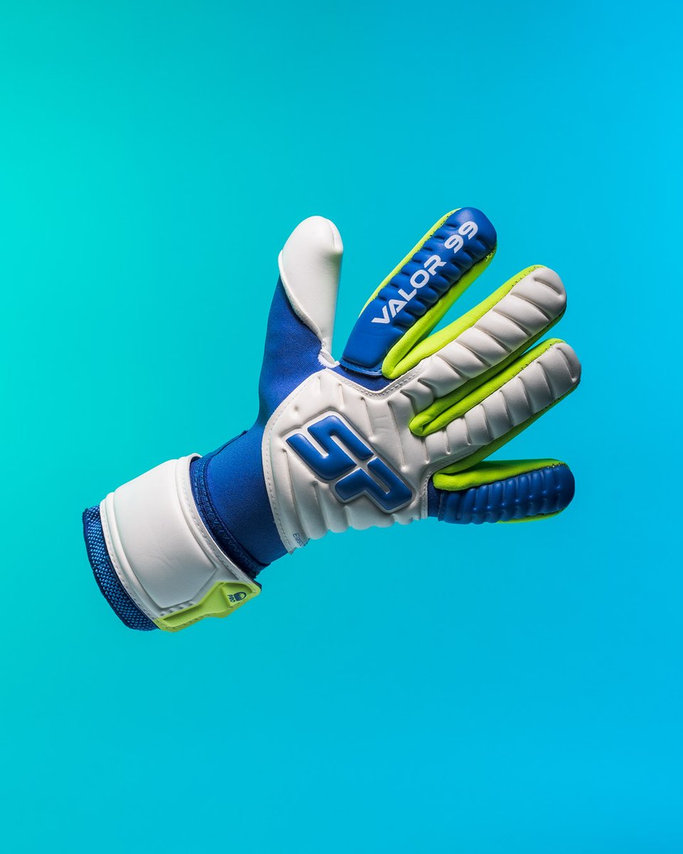 futbolemotion's tweet photo. El portero del Granada, AARÓN ESCANDELL ya tiene su nuevo guante exclusivo.
--
Un guante que va a estrenar un guante muy especial en #LaCopa 🏆
🧤SP VALOR 99 x AARÓN ESCANDELL disponible a través de nuestra web: https://t.co/Cp6gVEHsk5
--
@spfutbolES #SPfútbol #Valor99 https://t.co/7dhaVPHn92