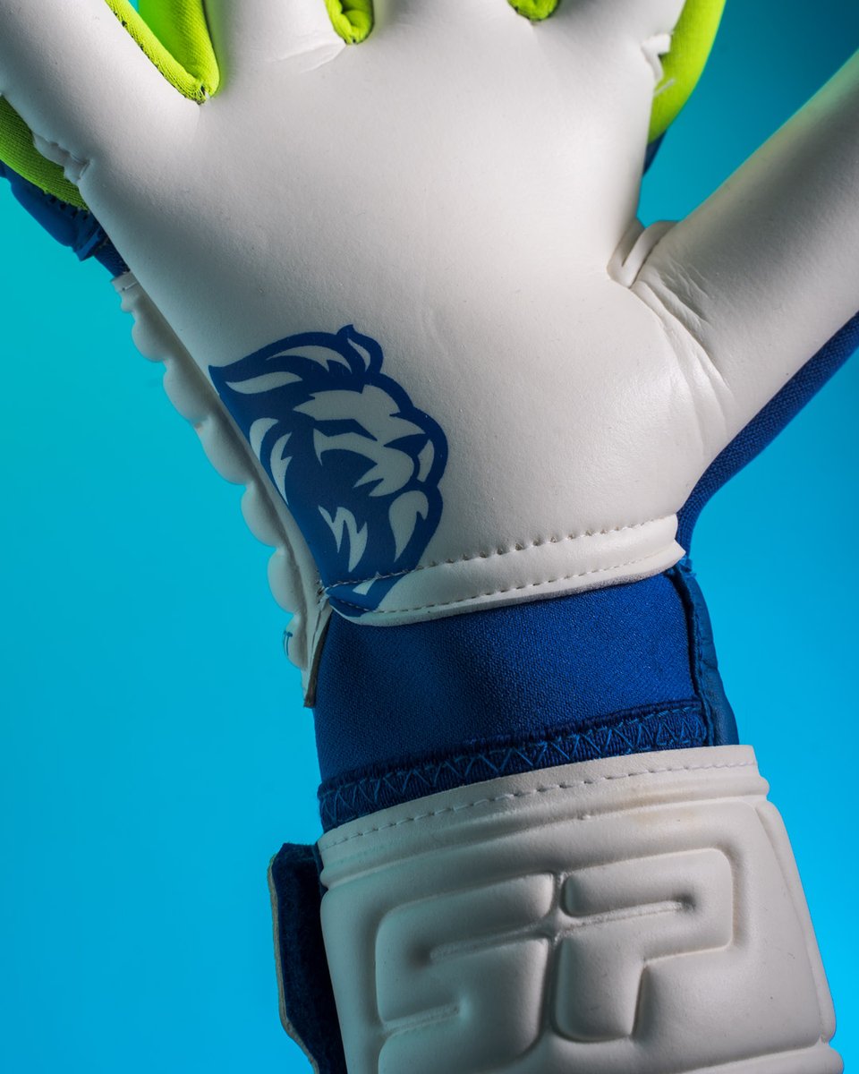 futbolemotion's tweet photo. El portero del Granada, AARÓN ESCANDELL ya tiene su nuevo guante exclusivo.
--
Un guante que va a estrenar un guante muy especial en #LaCopa 🏆
🧤SP VALOR 99 x AARÓN ESCANDELL disponible a través de nuestra web: https://t.co/Cp6gVEHsk5
--
@spfutbolES #SPfútbol #Valor99 https://t.co/7dhaVPHn92