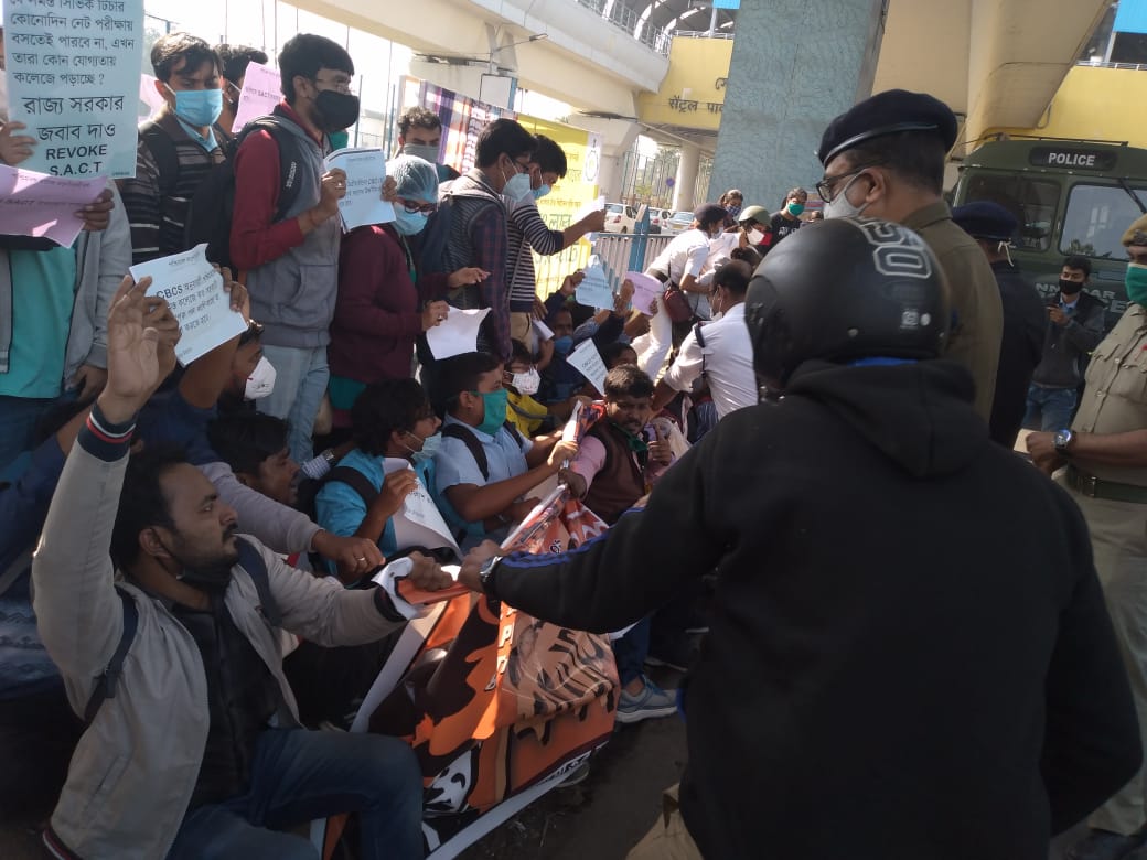 meghnamaiti10's tweet image. @swapan55 @SuPriyoBabul
@DilipGhoshBJP @rantidevsengupt What a shameful situation  in West Bengal. Researchers and higher education aspirants are detained by Bidhannagar Police officers to stop our peacefull protest against #RevokeSACT in front of Bikash Bhavan, Kolkata