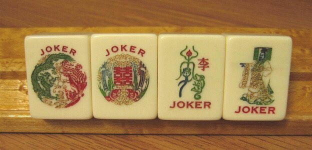 I also found more kitschy American tiles. Learning that the 萬 set is called "characters", but "crack" for short... cue firework/lightning puns.American sets also have Jokers, which I found surprising. Apparently vintage sets can be dated on how many jokers come with the set.