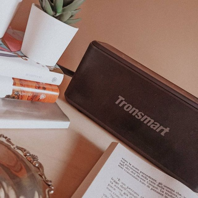 Lectura y buena música ☕ ¿Tu cómo empiezas el día?
.
.
.
Gracias por la foto <a href="/ameliefleur_/">amelie 🌿</a>
.
.
#tronsmart #bluetoothspeaker #portableaudio #portablespeaker