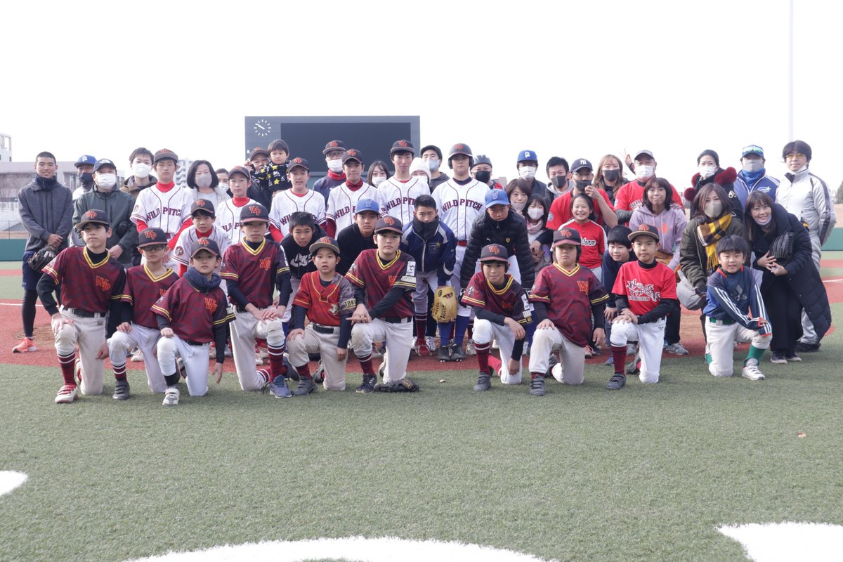 去年の年末にやった親子試合後の写真です。
中学部とJrを合わせると中々の大所帯。

もっともっとたくさんの人と出会い、一緒に野球をしたい😁
ワイルドピッチは2021年も走り続けます。