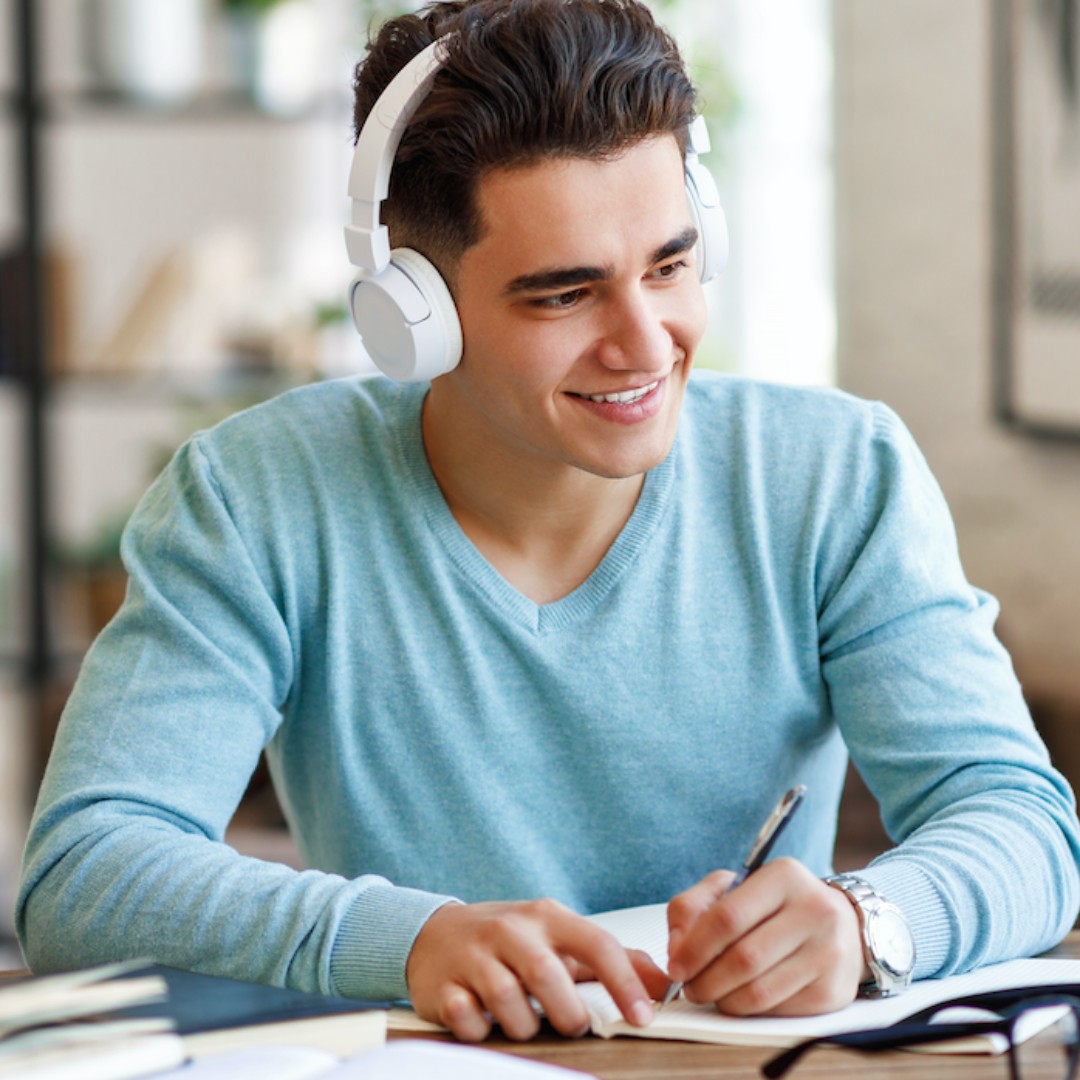 "Blijf je investeren in jezelf, dan blijf je grip op je leven houden en grip op je geld, omdat je meer kans hebt om je eigen inkomen te verwerven.  Een waardevol advies van Ria van 't Klooster van <a href="/DeNRTO/">De NRTO</a> topicnederland.nl/investeren-in-…