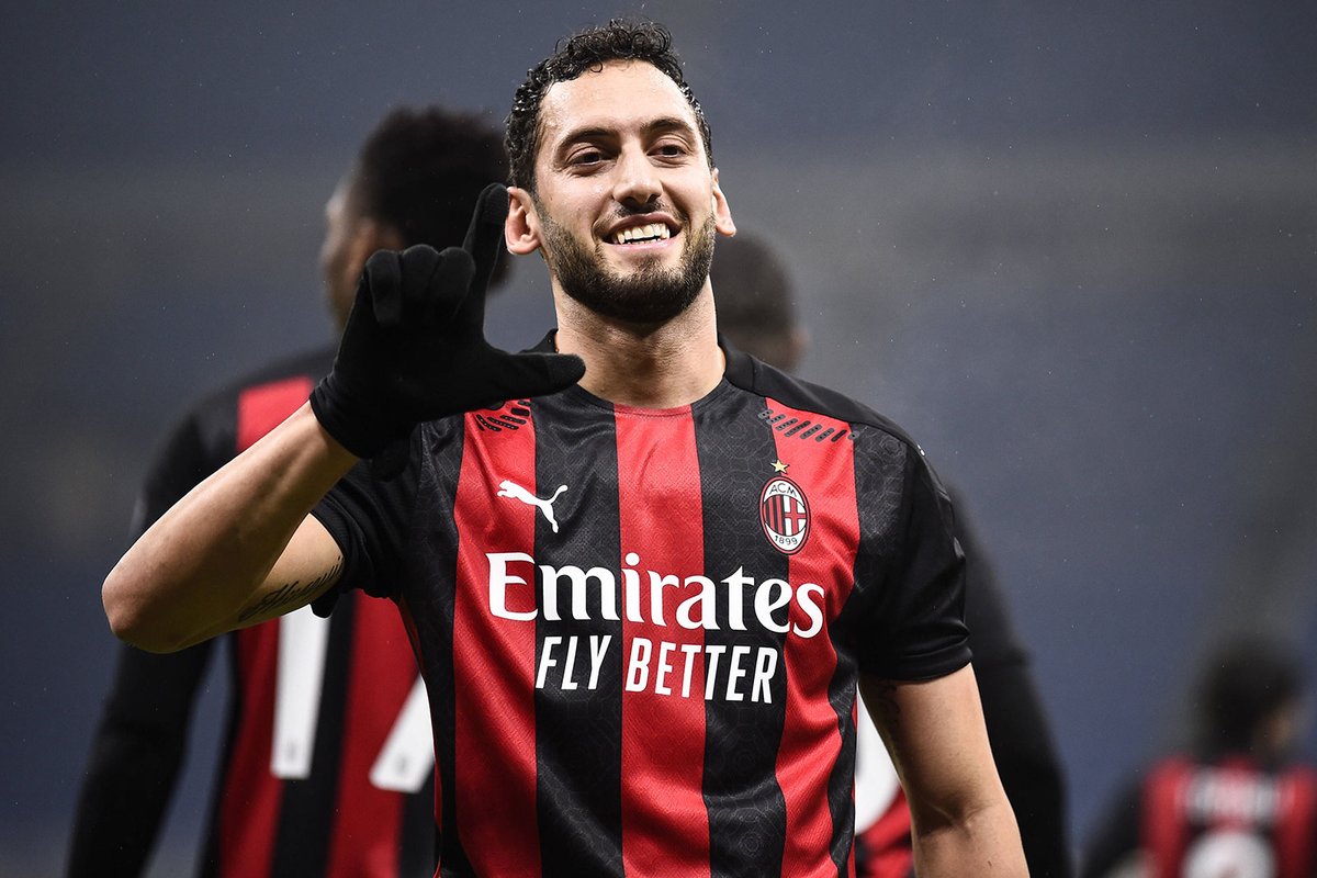 RossoneriBlog's tweet photo. Hakan Çalhanoğlu has been chosen as the Lega Serie A Player of the Month for December. He's the second Milan player to get the award after Zlatan Ibrahimović in October. https://t.co/LXaTv8J2mC