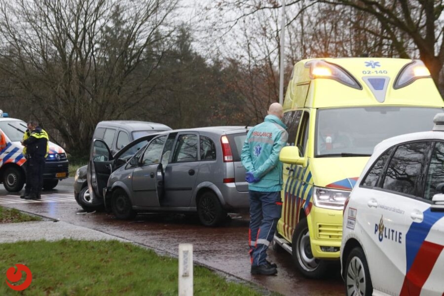 Gewonde bij botsing met twee auto's - OLTERTERP – Bij een aanrijding tussen twee auto's op de Van Harinxmaweg is dinsdagmorgen één persoon gewond geraakt. Het o... -..