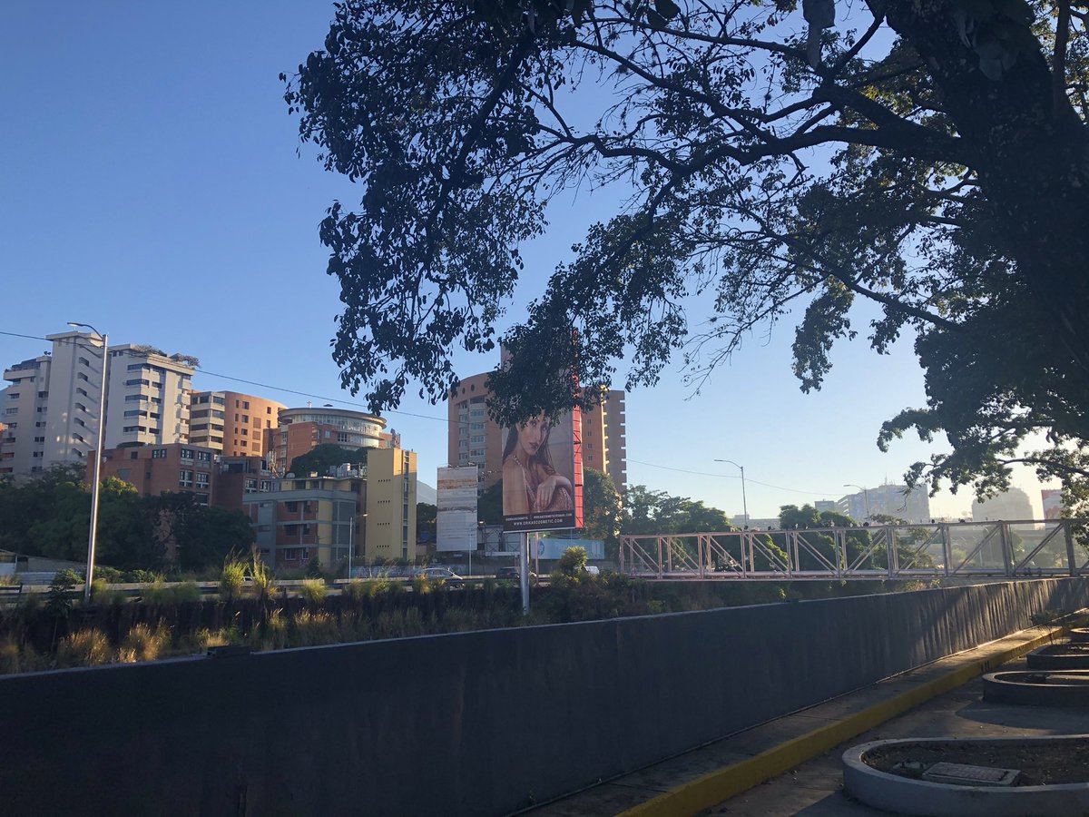 GianlucaCoccon1's tweet photo. Que maravilla un verdadero azul celeste sobre Caracas 7:31 am https://t.co/rDZvXm87rH