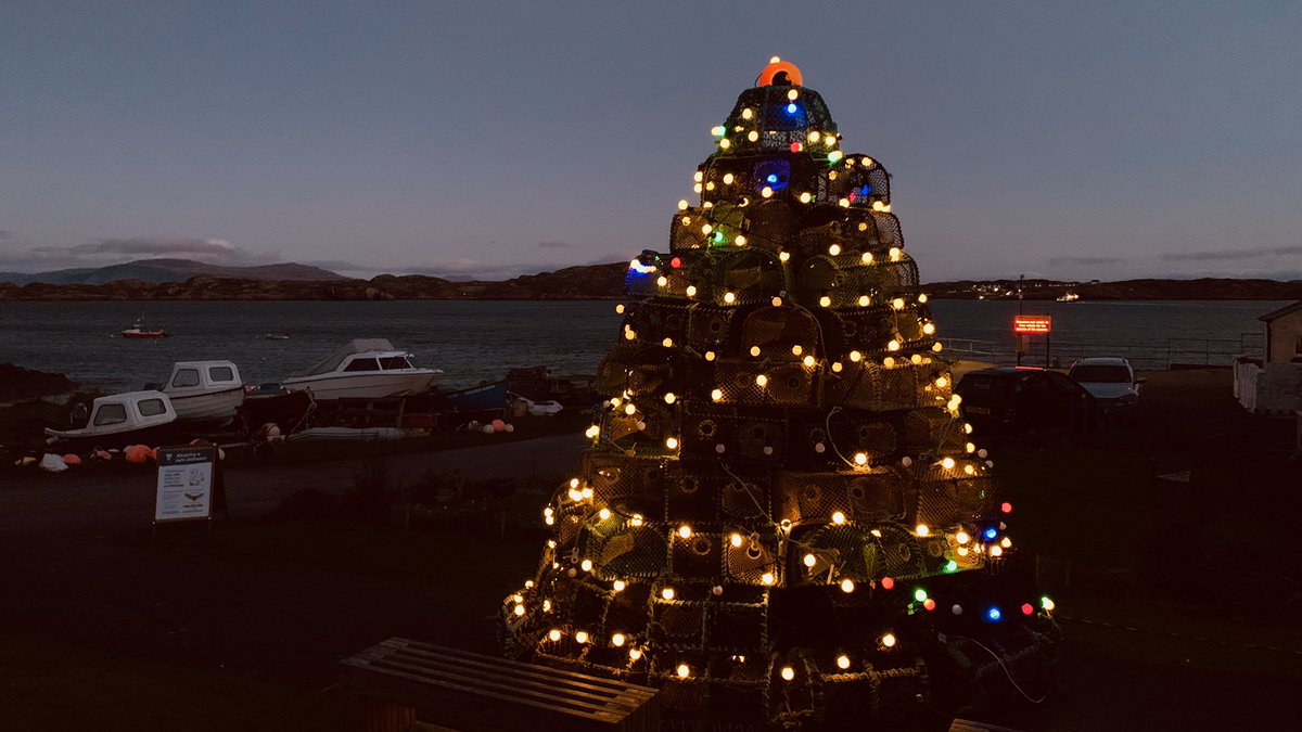 Nollaig Chridheil agus Bliadhna Mhath Ùr!
Merry Christmas &amp; Happy New Year! 

We want to thank all our friends and customers for staying in touch and supporting Aosdàna from afar. Take care of yourselves and of each other.

Love and best wishes to you, from all of us at Aosdàna.