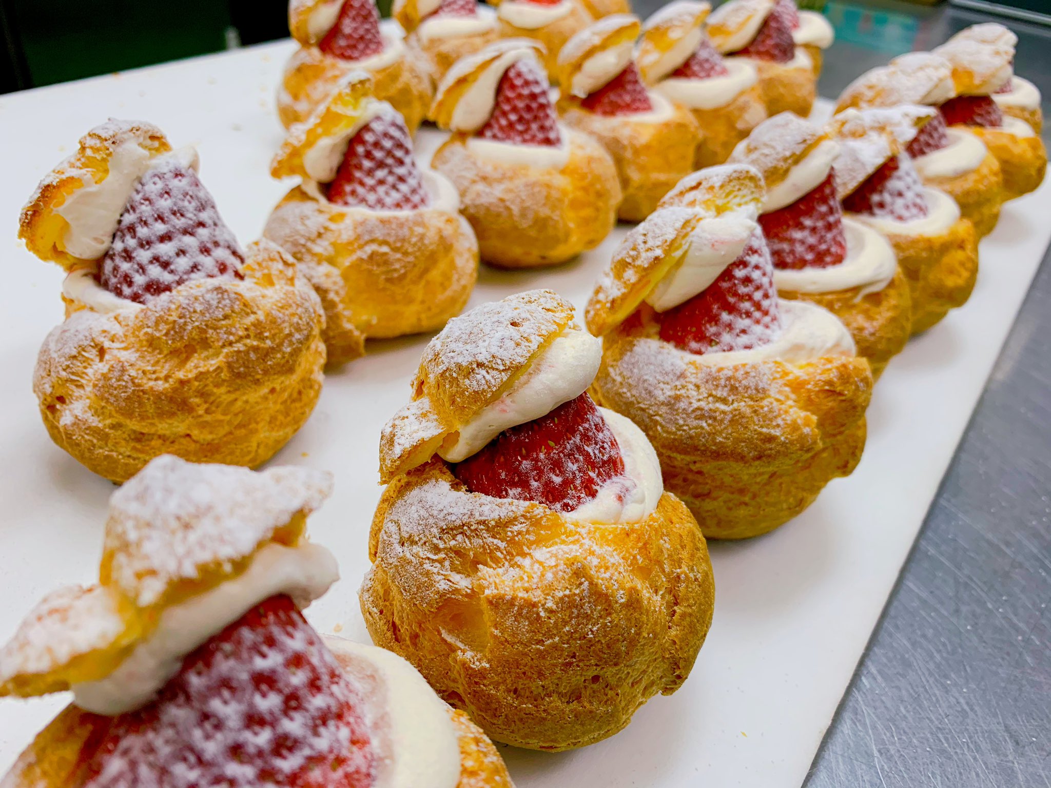 菓舗 近江屋 旬いちご大福 いちごの葛カスタードシュー クリスマスケーキはもちろんですが 和菓子でクリスマスはいかがですが ふわふわの羽二重餅と自家製の白あん 大きい苺の いちご大福 葛で作った和菓子屋のカスタードに自家製のいちご