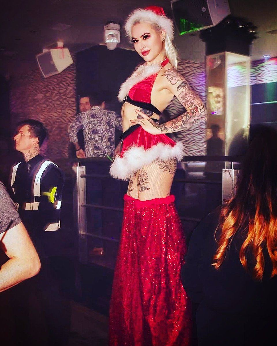 MERRY CHRISTMAS 🌲 HAPPY HOLIDAYS ☃️ SEASONS GREETINGS ❄️

We can't wait to fill up next year with a tonne more circus for you, we have new classes in the works (including stilts!) so stay tuned! @lollylightning is the cute lil Miss Santa